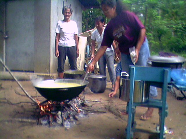a big pot of aroz caldo for 160 kids